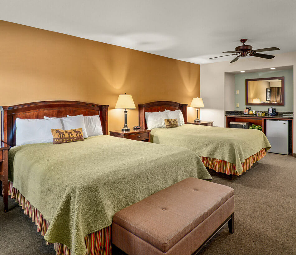 a view of a double queen room at the Redwood Hyperion hotel in Grants Pass, OR
