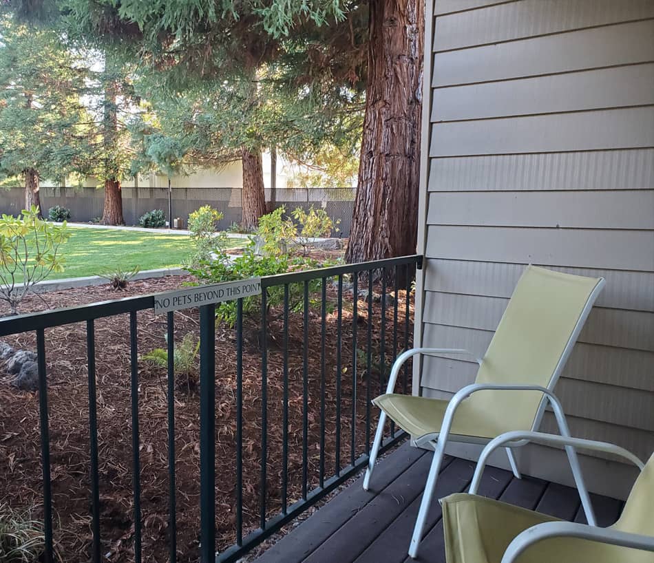 View of patio at one of the rooms at Redwood Hyperion Suites, Grants Pass