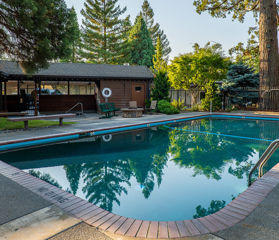 view of the pool and spa at the Redwood Hyperion Hotel in Grants Pass, OR