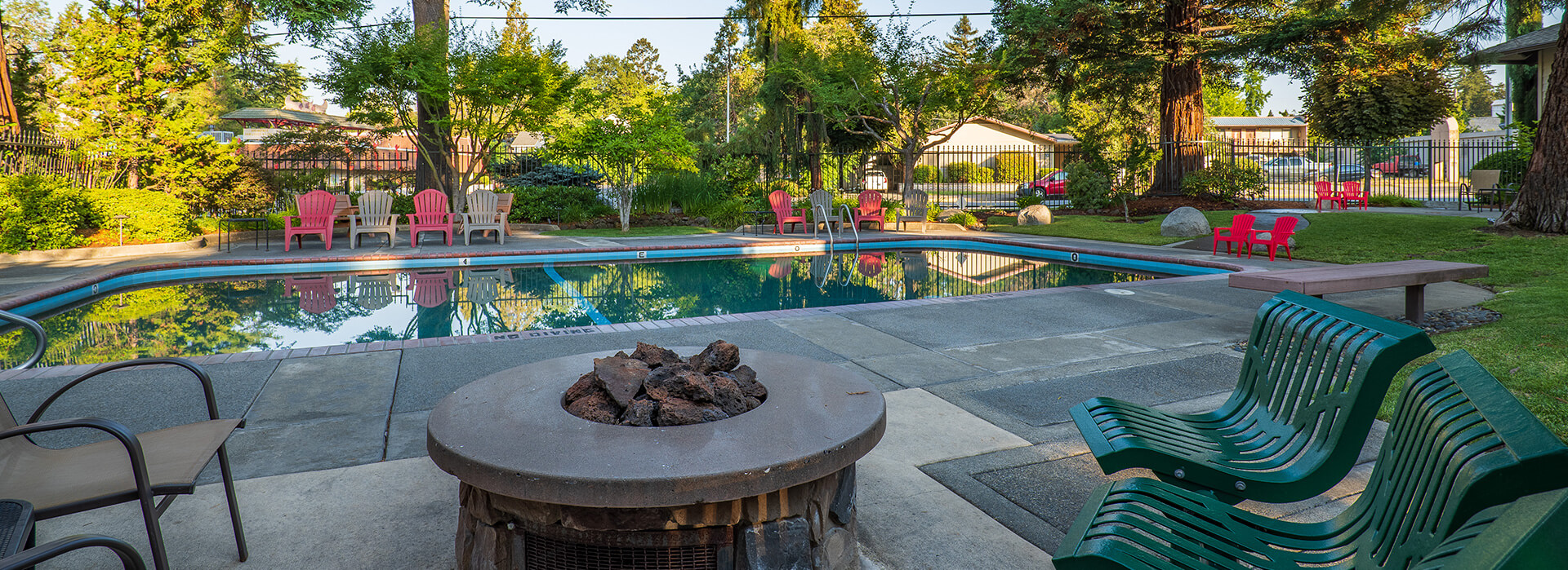 A view of the Redwood Hyperion Hotel pool and hot tub