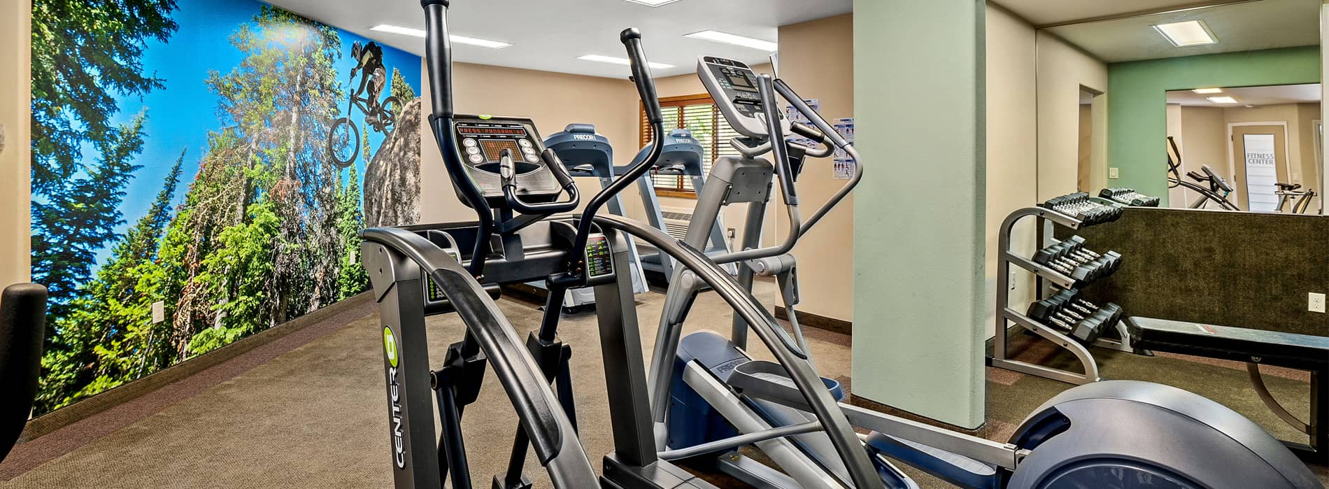 a photo of the fitness center redwood hyperion suites hotel in grants pass, or