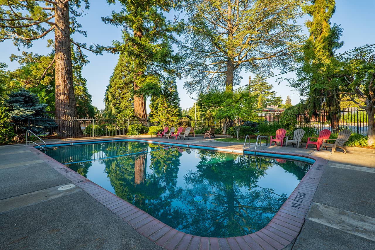 a photo of the pool at the Redwood Hyperion Suites Hotel in Grants Pass, OR