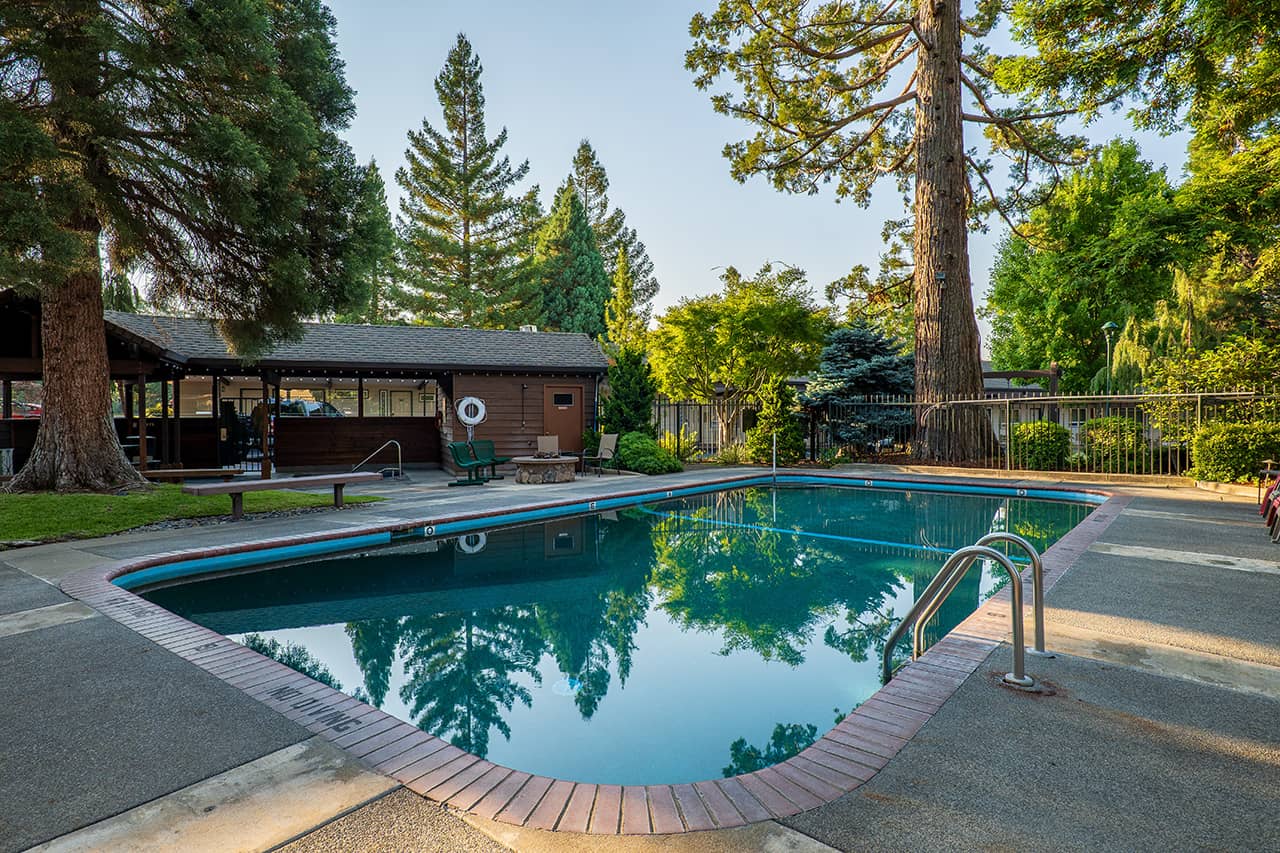 a photo of the pool at the Redwood Hyperion Suites Hotel in Grants Pass, OR