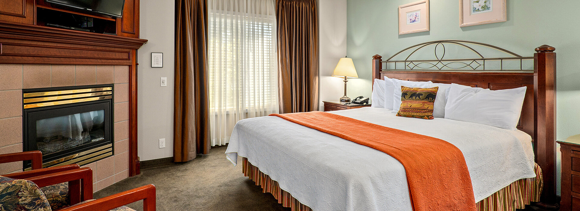 Redwood Hyperion Suites Deluxe Rooms in Grants Pass